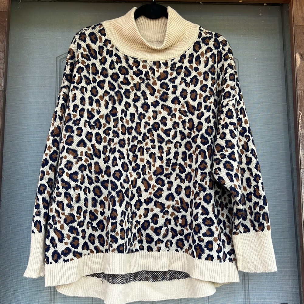 Crown & Ivy sweater brand new